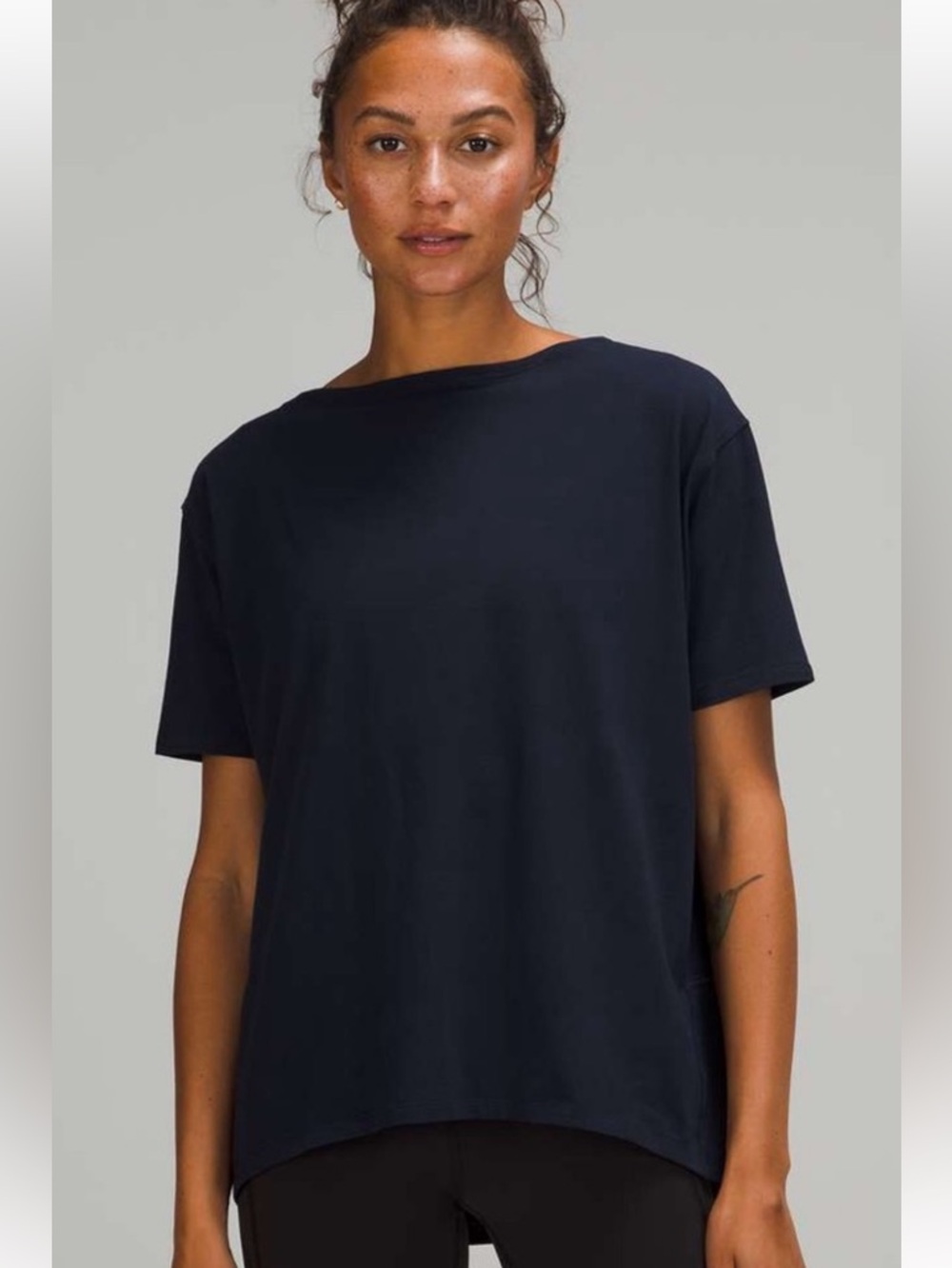 NWT Lululemon back in action tee size 2 in navy - nulu fabric